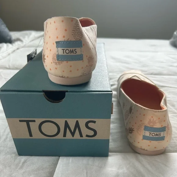 NWB - TOMS - Rose Gold Pineapple Print - 8.5 - Picture 5 of 8